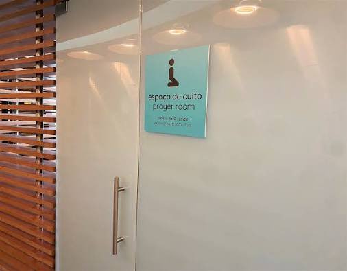 O aeroporto de Varsóvia na 🇵🇱 tem uma “capela” Católica / O aeroporto de Lisboa em 🇵🇹 tem um “espaço de culto” multireligioso.

É esta a diferença.