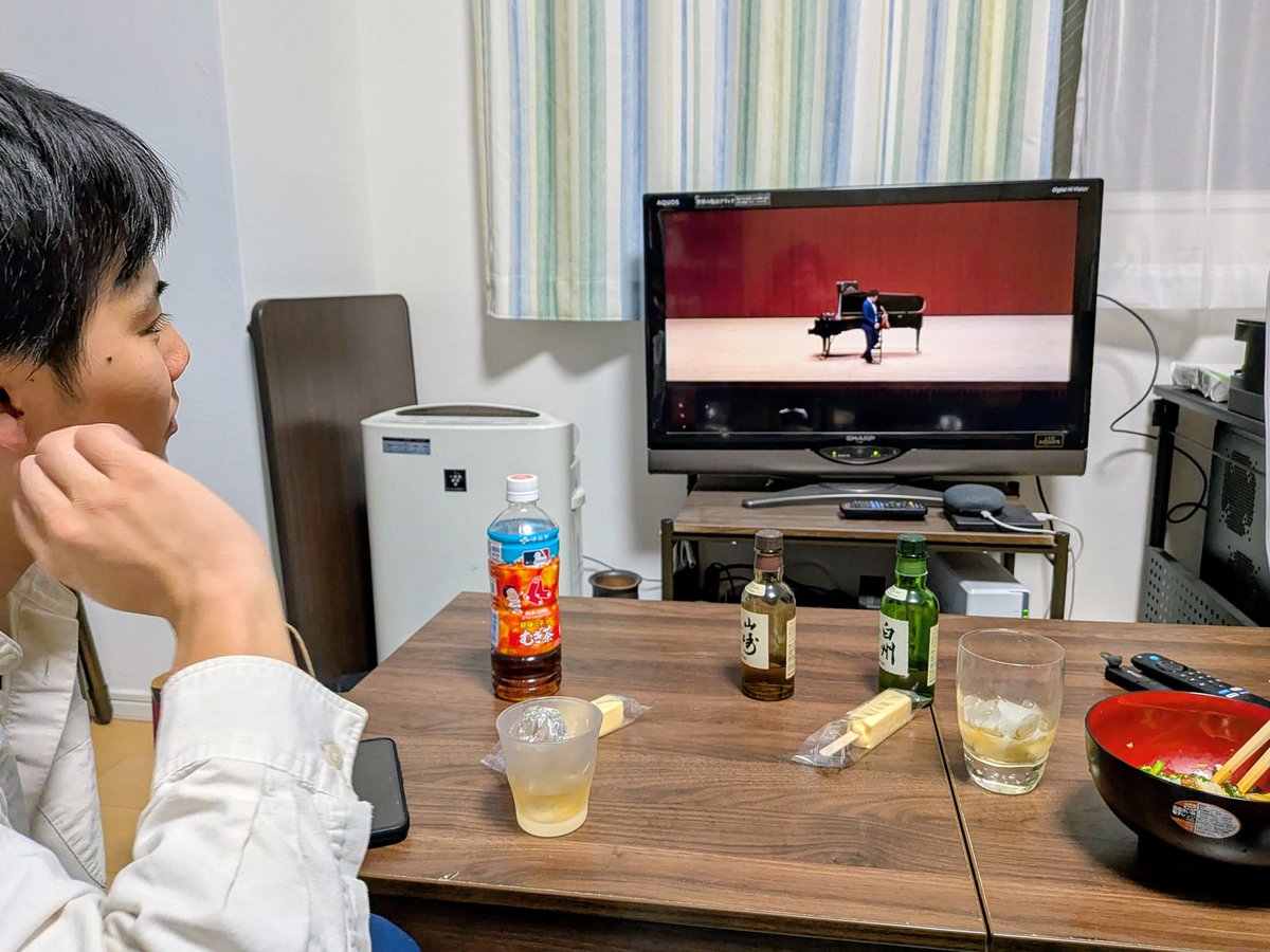 HiranoYukinori's tweet photo. 出張で
遊びに来てる
まさきくん
晩酌しながら
高崎新人演奏会の動画なう。
#MASAYUKI #ギター #マンドリン https://t.co/meab2oid4H