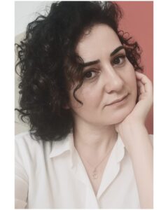 Filiz Deniz: Hafıza yalnızca aklın değil, kalbin de taşıdığı bir yüktür

🔴Gazetecinin kalemi ağırlaştığında, her kelime yürekte bir taşa dönüşür. Ama susmak daha ağırdır. Susmak, ağzında cam kırığı taşımak gibidir; her nefeste kanar, her sessizlikte keser içini.

Bir halkın