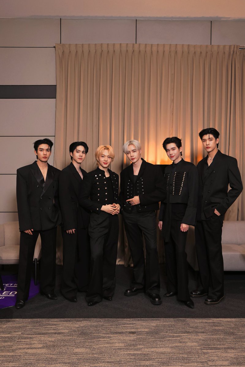 AfternoonZeeNew's tweet photo. ออร่าพุ่งมาก ! หล่อทุกคนเลย 🖤✨

#ซีนุนิวไปฮาวอวอร์ด2025
#HOWEAWARDS2025xDMD
#HOWEAWARDS2025

@zee_pruk @CwrNew 
꒰ #ZeeNuNew #ซนซน ꒱ https://t.co/IMpbivC634