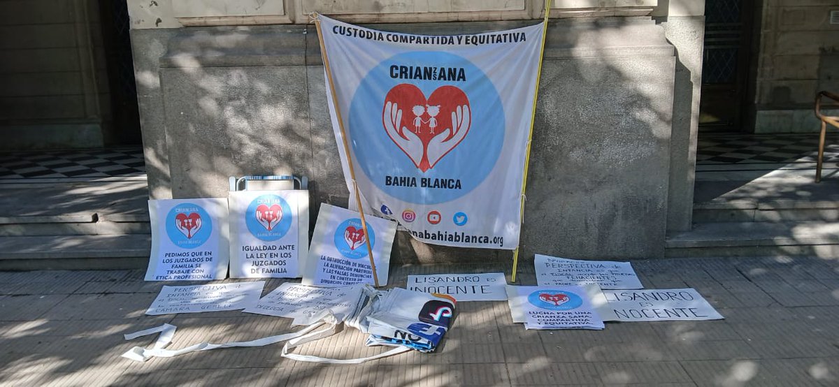 Acá no hay relato, hay lucha y verdad!
3er. día y a la espera de que se desarrolle el juicio.
#Lisandroesinocente 
<a href="/PapiCaminando/">Papi</a> 
<a href="/AndreGuacci/">Andrea Guacci</a> 
<a href="/CrianzsanaBahia/">Crianza Sana Argentina</a> 
<a href="/m_cuneolibarona/">Mariano Cúneo Libarona</a>