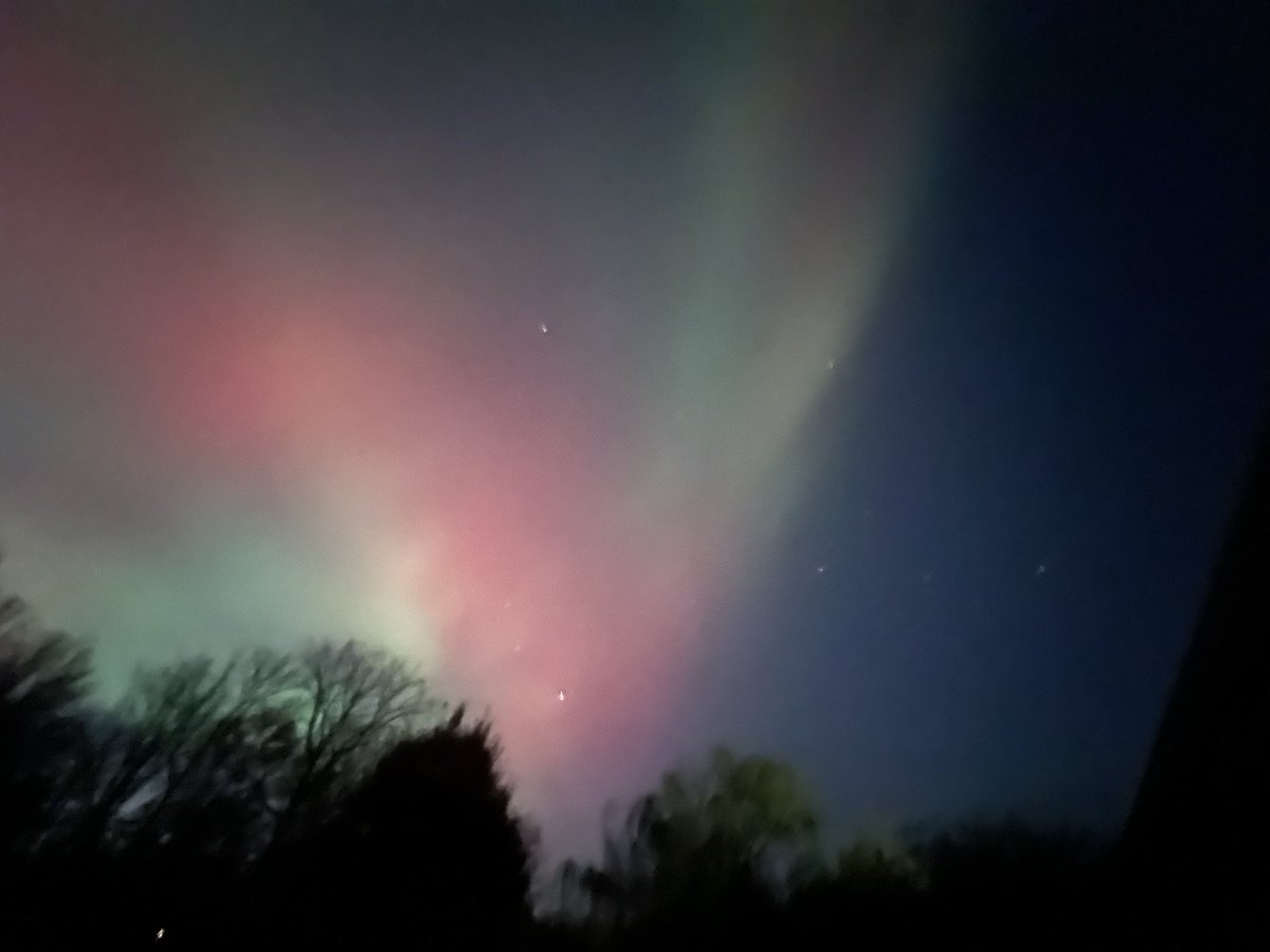 ckwalthers's tweet photo. Stunning aurora captured in my backyard in Indianapolis last night. https://t.co/VhNadCUelt