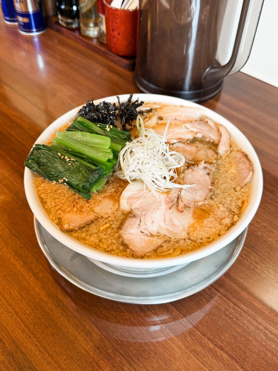 NRNL365's tweet photo. 🍜麺や真登
背脂生姜醤油チャーシューメン大盛
青菜トッピング

生姜醤油としての完成度が高い上にパンチ力もある！最高！めっちゃめちゃうまかった！！太麺になってさらに食べ応えも出た！そして青菜トッピングもたまらん！！生姜油までつくってるらしい、すご！

（メニュー変更されてから4回目くらいだけどどんどんうまくなってる気がする、、、）