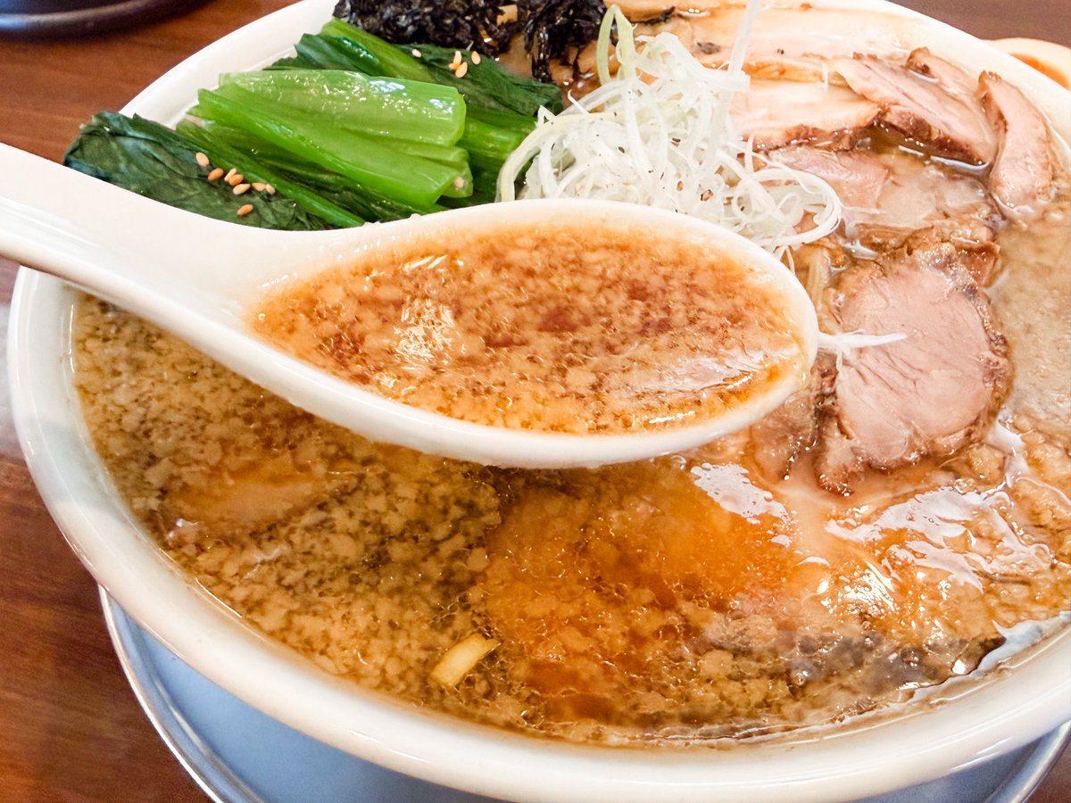NRNL365's tweet photo. 🍜麺や真登
背脂生姜醤油チャーシューメン大盛
青菜トッピング

生姜醤油としての完成度が高い上にパンチ力もある！最高！めっちゃめちゃうまかった！！太麺になってさらに食べ応えも出た！そして青菜トッピングもたまらん！！生姜油までつくってるらしい、すご！

（メニュー変更されてから4回目くらいだけどどんどんうまくなってる気がする、、、）