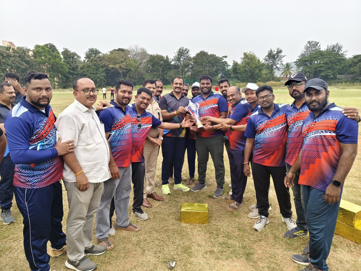 ಜಿಲ್ಲಾ  ಪೊಲೀಸ್ ವಾರ್ಷಿಕ ಕ್ರೀಡಾಕೂಟ-2025 ರ ಅಂಗವಾಗಿ ಪೊಲೀಸ್ ಹಾಗೂ ಮಾಧ್ಯಮ ತಂಡದೊಂದಿಗೆ ಕ್ರಿಕೆಟ್ ಪಂದ್ಯವನ್ನು ನಡೆಸಲಾಯಿತು. ಪಂದ್ಯದಲ್ಲಿ ಜಿಲ್ಲೆಯ ಮಾಧ್ಯಮ ವರದಿಗಾಗರು ಹಾಗೂ ಪೊಲೀಸ್‌ ಅಧಿಕಾರಿಗಳು ಹಾಗು ಸಿಬ್ಬಂದಿಗಳು ಭಾಗವಹಿಸಿದ್ದರು.