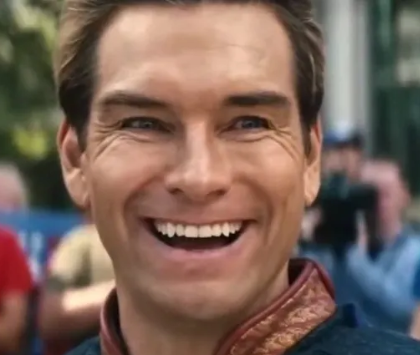 CasticDigital's tweet image. I'm watching The Phantom Menace for the first time.

When Anakin wins the pod race, a lot of extras flawk to him in celebration. This one specifically caught my eye.

Tell me this doesnt look like Antony Starr
Tell me this doesnt look like HomeLander