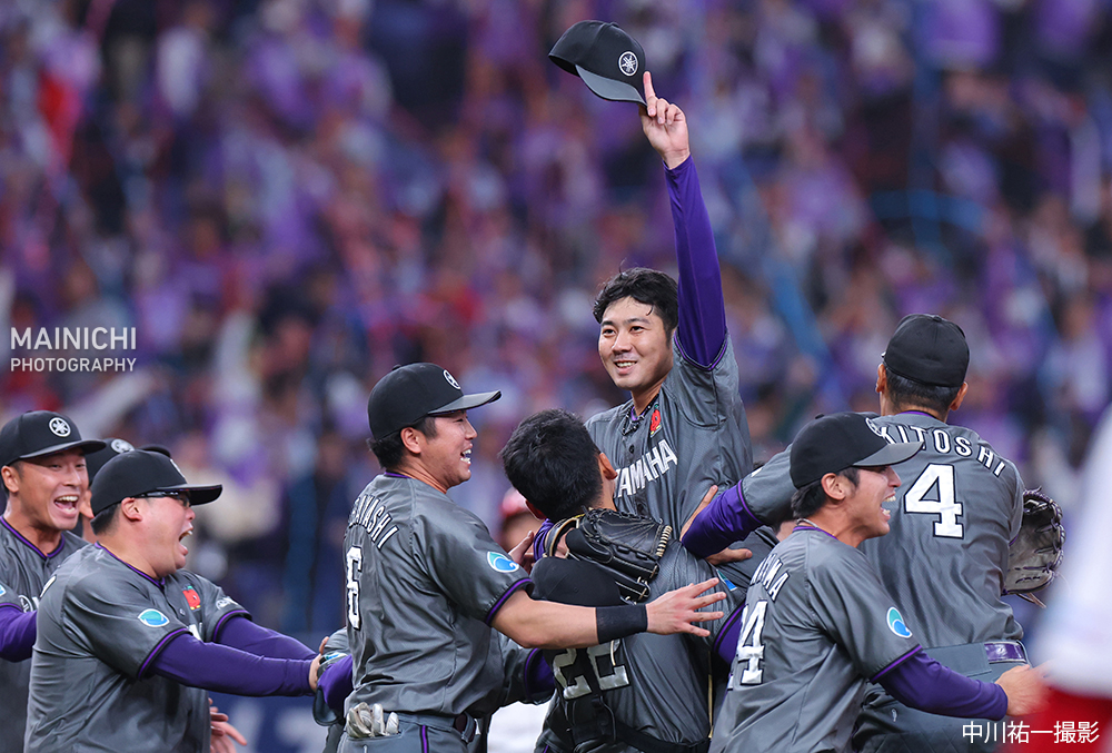 mainichiphoto's tweet image. 社会人野球日本選手権はヤマハが2‒1で日本生命を降し、8大会ぶり2回目の優勝を決めました。

写真特集→mainichi.jp/graphs/2025111…