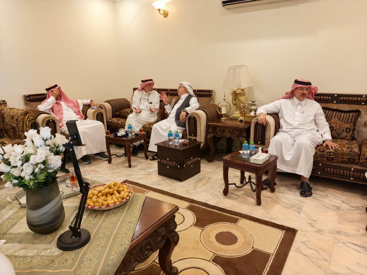 صباح هذا اليوم غمرتنا سحابةُ ودّ غير مجذوذفي سبتية الجريفة بمجلس أ.التويم احتفاء بسعادة أ.سلطان بن سعد  السديري مستشار سمو أمير منطقة الرياض حيث للمكان وللأشخاص في القلوب متكأ وفي الوعي الثقافي إنجاز
فشكراً أ.التويم كرم الضيافة وأ.سلطان كرم الاستجابة وهنيئاً لنا هذا الوفاء الجميل