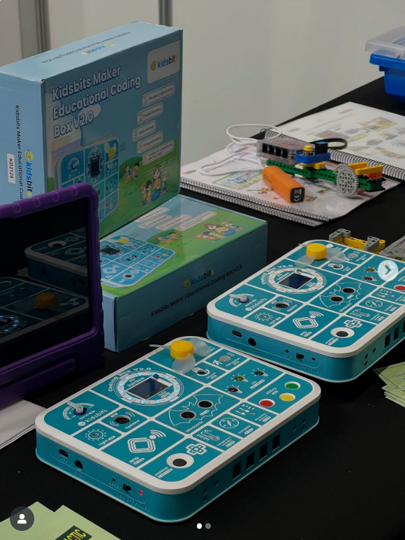 Innovadidactic's tweet image. ¿Conoces la CODINGBOX_2.0 de @KeyestudioRobot?

1. 📚Mira detalles y manual del producto en @ardutaller 
ardutaller.com.es/kits/coding-bo…
2. 🧩Explora los bloques disponibles en @microblocksfun 
3. 🛒Si te gusta, mira la oferta de @Innovadidactic : 71€ + IVA