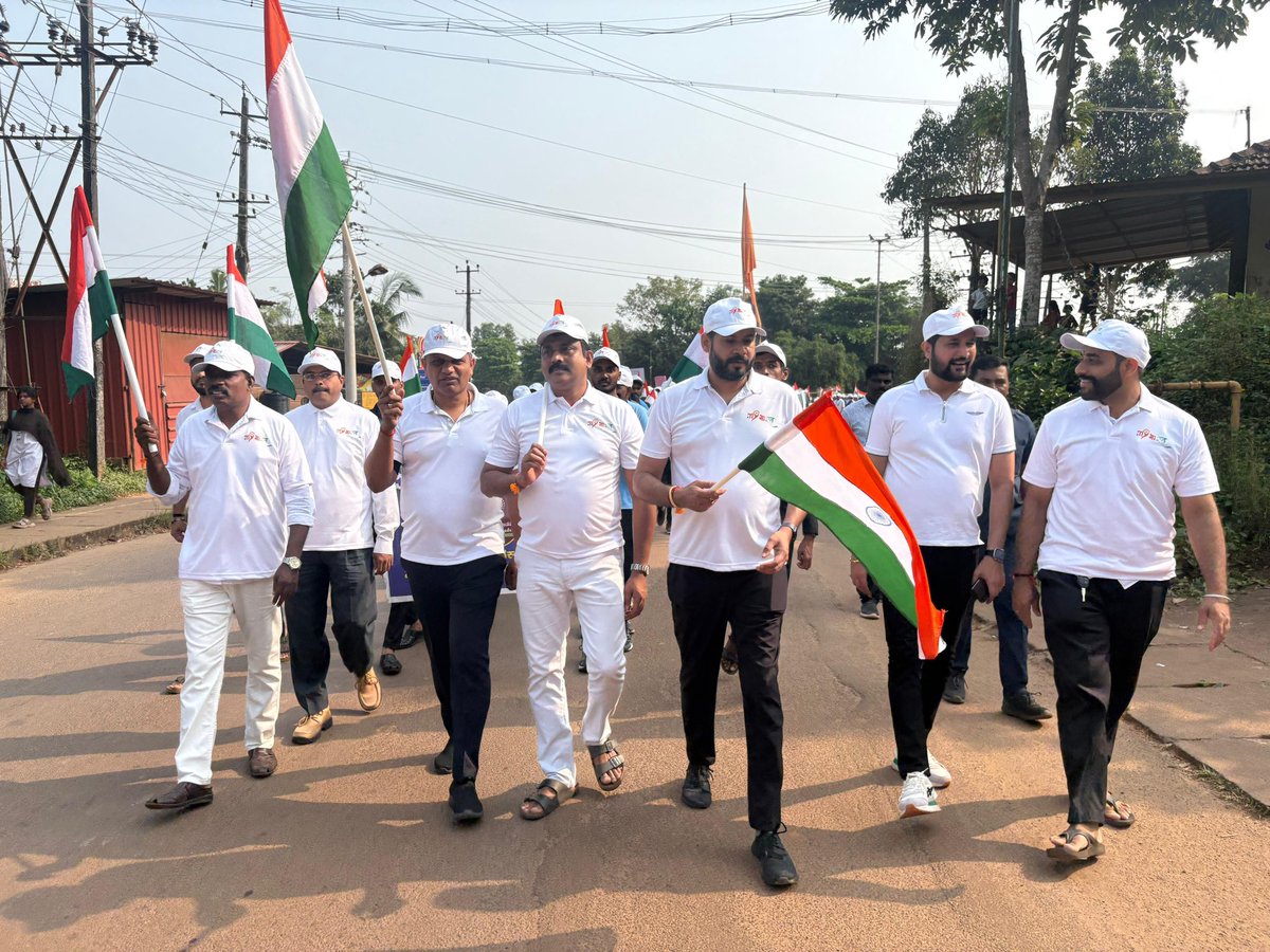 KishorPuttur's tweet image. &quot;ಸರ್ದಾರ್ @ 150  ಏಕತಾ ನಡಿಗೆ&quot;

ಸರ್ದಾರ್ ವಲ್ಲಭಭಾಯಿ ಪಟೇಲ್ ಅವರ 150 ನೇ ಜನ್ಮದಿನ ಅಂಗವಾಗಿ “ಒಂದೇ ಭಾರತ - ಆತ್ಮನಿರ್ಭರ ಭಾರತ” ಘೋಷವಾಕ್ಯದ ಅಡಿಯಲ್ಲಿ ಪುತ್ತೂರಿನಲ್ಲಿ ನಡೆದ ಏಕತಾ ನಡಿಗೆಯ ಕ್ಷಣಗಳು..

#SardarVallabhbhaiPatel #MarchForUnity