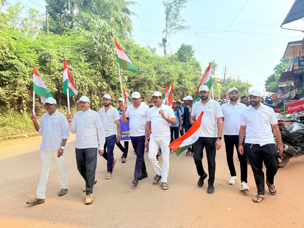 KishorPuttur's tweet image. &quot;ಸರ್ದಾರ್ @ 150  ಏಕತಾ ನಡಿಗೆ&quot;

ಸರ್ದಾರ್ ವಲ್ಲಭಭಾಯಿ ಪಟೇಲ್ ಅವರ 150 ನೇ ಜನ್ಮದಿನ ಅಂಗವಾಗಿ “ಒಂದೇ ಭಾರತ - ಆತ್ಮನಿರ್ಭರ ಭಾರತ” ಘೋಷವಾಕ್ಯದ ಅಡಿಯಲ್ಲಿ ಪುತ್ತೂರಿನಲ್ಲಿ ನಡೆದ ಏಕತಾ ನಡಿಗೆಯ ಕ್ಷಣಗಳು..

#SardarVallabhbhaiPatel #MarchForUnity