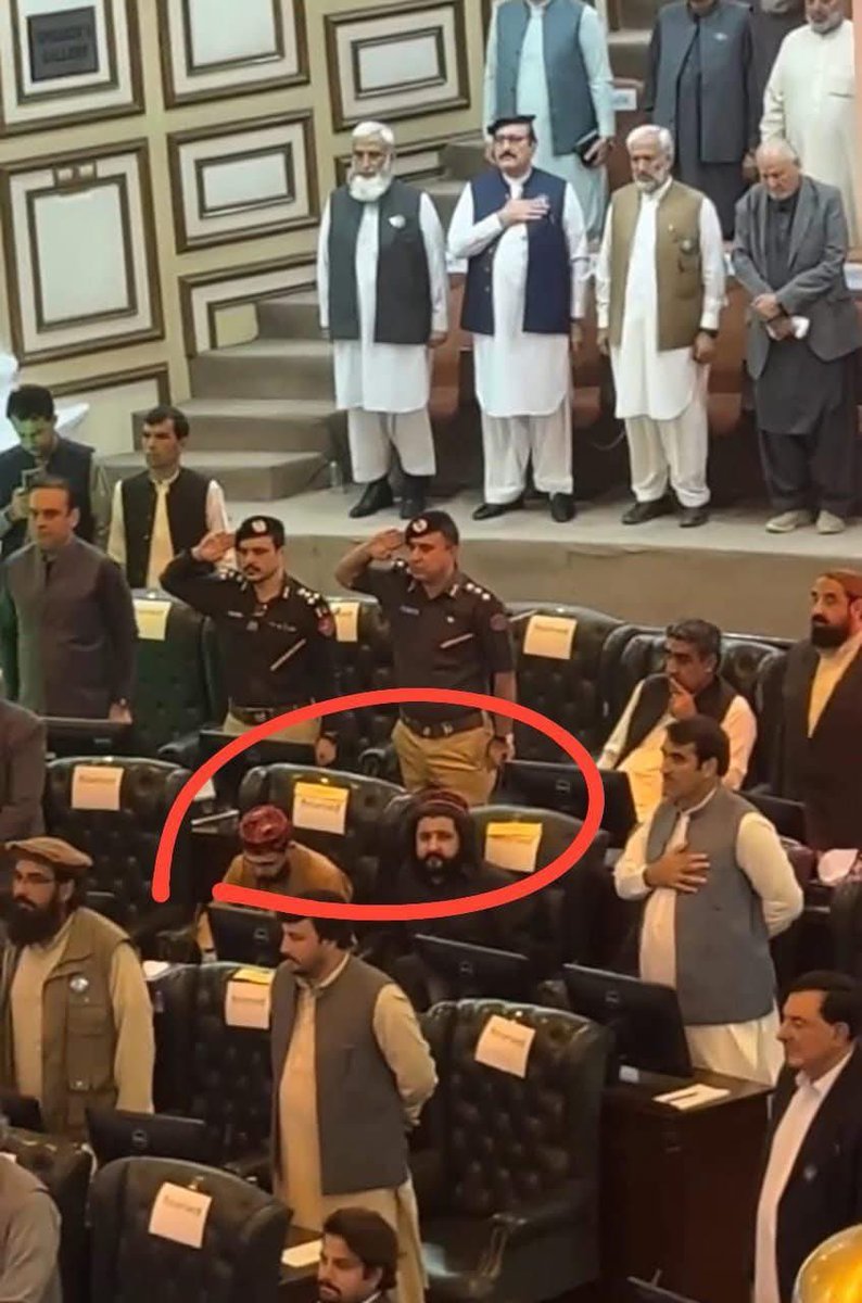 د شهید ګیلامن روح به نن یو څه ارام وي.

افرین

هغه هیواد کې پښتون د وژلو، شکنجې او چوکیدارئ حیثیت لري ملي سرود ته یې درناوی د شهیدانو د وینو سره خیانت دي.

<a href="/QHoraa/">QueenـHoraa خلقۍ🇦🇫</a>