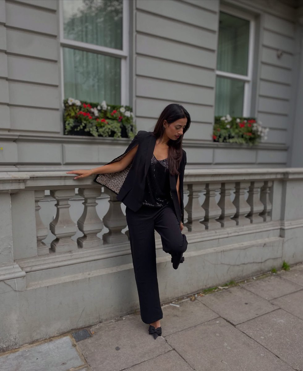 GiniLondon's tweet image. What are you waiting for? We have 25% OFF our Sequin Selection 🪩 

Get party ready this season for less! Every outfit could do with a little bit more glitz ✨

SHOP 25% OFF SEQUINS IN OUR BIO

#sequin #dresses #tops #partywear #ginilondon