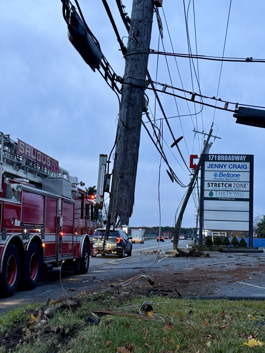 sjforman138's tweet photo. Traffic problems southbound on Route One in Saugus after 2 poles were taken out from an earlier crash. Location is between Spring and Walnut Streets. #boston https://t.co/j85tLkHp2E