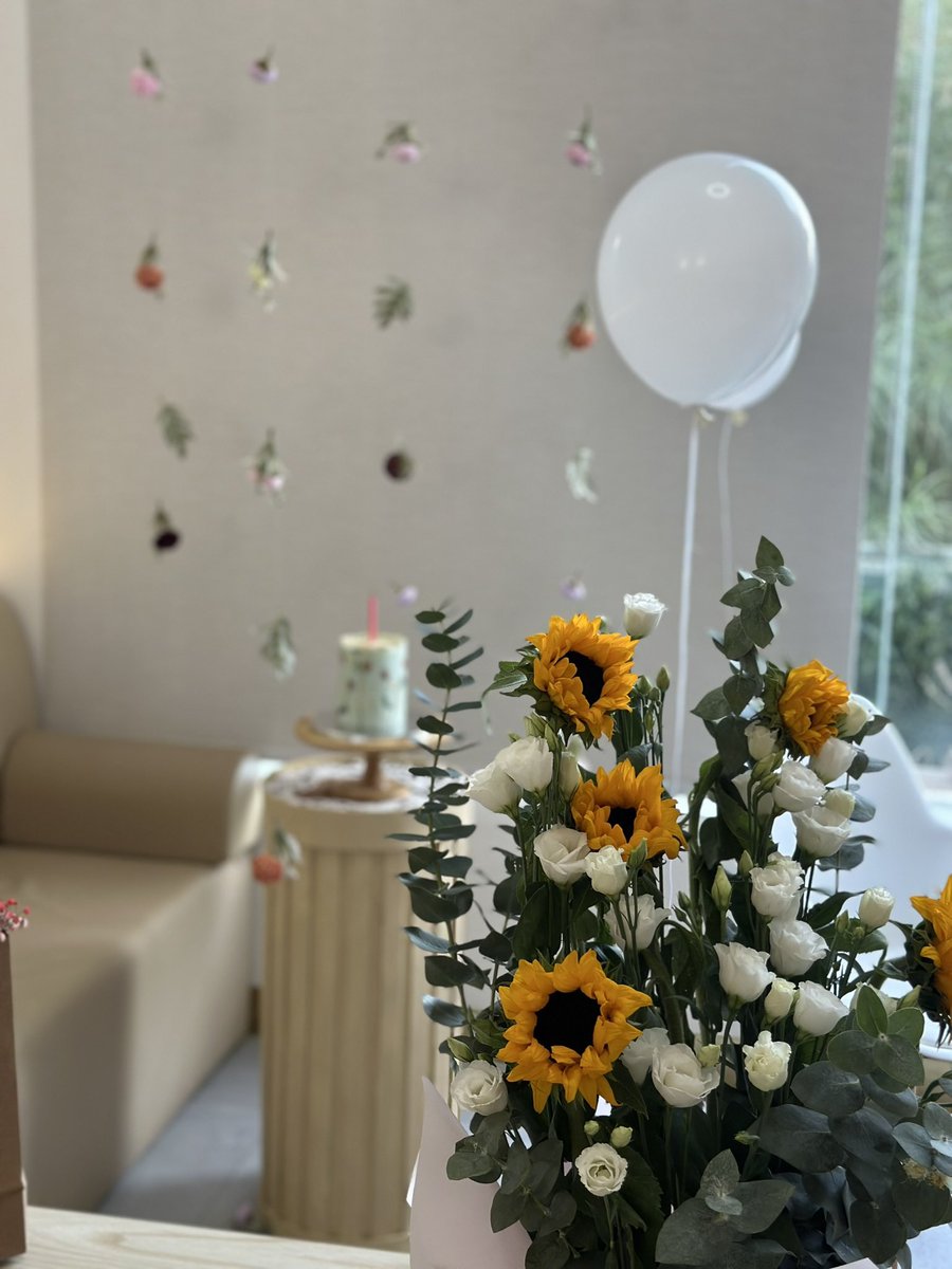 أدعو الله كثيرا بأن يبقيكن بجواري ي صديقات الأيام الحُلوة و المره 🩵🩵