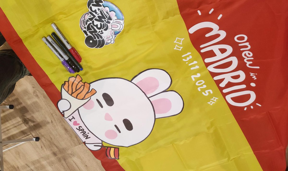ShawolsEurope's tweet photo. 🐰 ❤️💛❤️ @ShineeSpain https://t.co/IrVyi7euVk