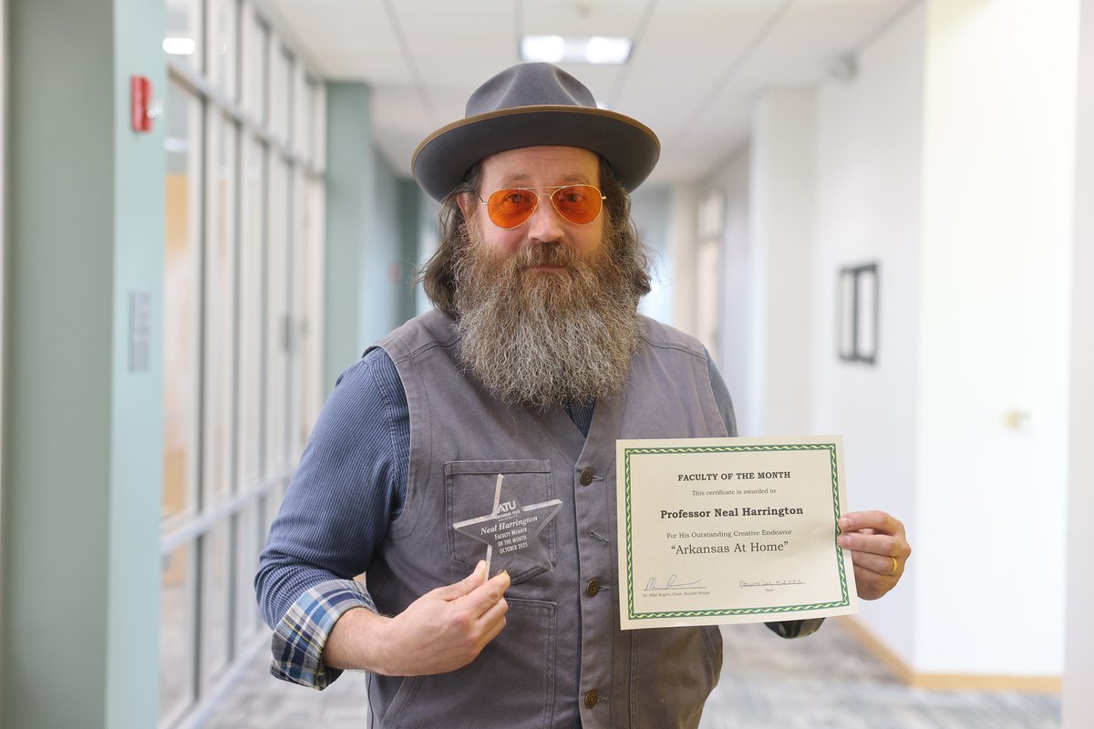 Neal Harrington, Arkansas Tech University professor of art, was recognized as ATU faculty member of the month by ATU Faculty Senate on Tuesday, Nov. 11.

Read more: arkansastechnews.com/harrington-nam…