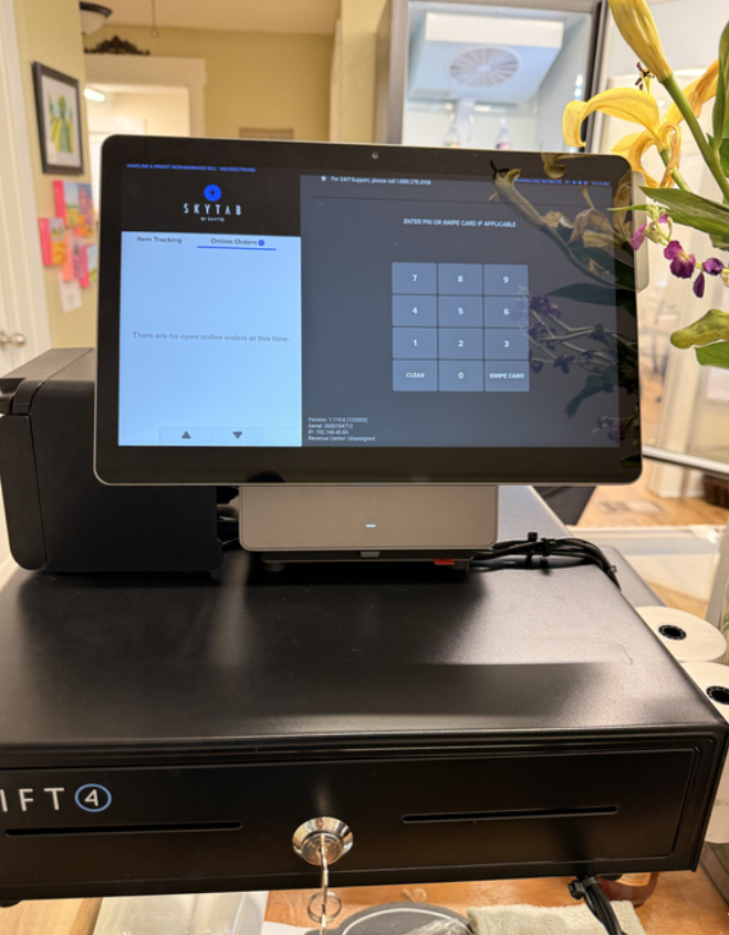 CPando_SkyTab's tweet image. 🥪🔥 ANGELINE &amp;amp; ERNEST NEIGHBORHOOD DELI is the real deal butcher shop and deli right in Atoka, TN!
Enjoy farm-raised freshness with premium cuts like American Wagyu and Black Angus Prime — or sit down and savor one of their signature sandwiches made with love and quality…