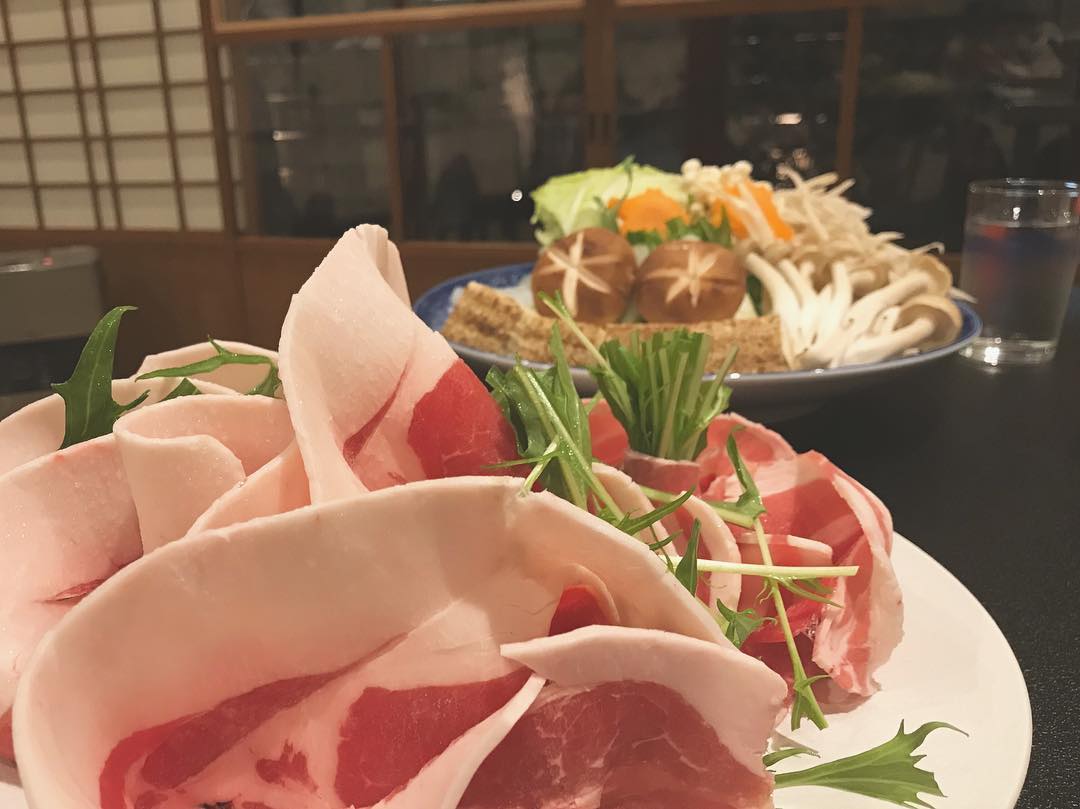 Stevexose's tweet photo. 焼きたてのビールの泡と、綺麗な肉の赤みが相性抜群💖ほっこりとした雰囲気で、美味しいものとお酒で癒される時間⏳ https://t.co/cRfCX4Erkr