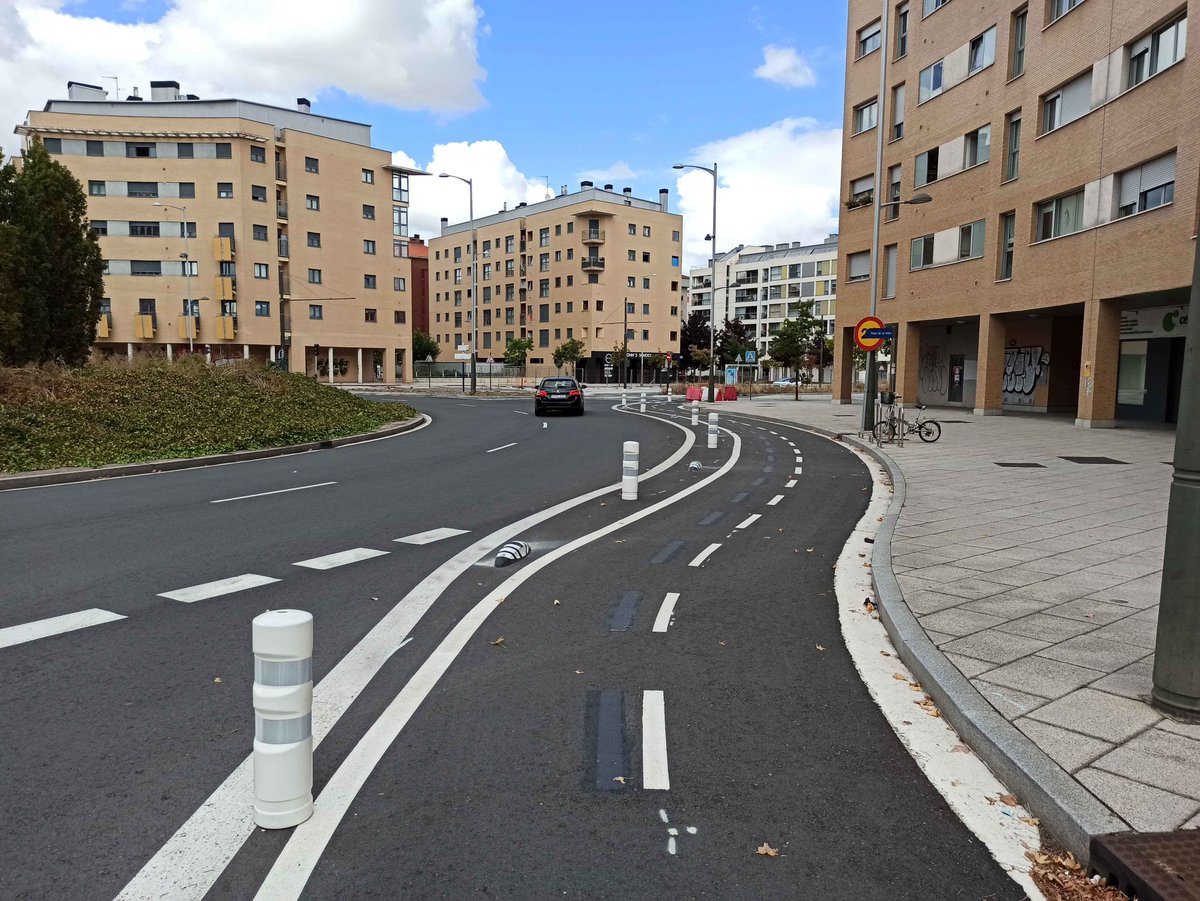 Rotondas con infraestructura segura para la bici. 
Salburua, Vitoria.