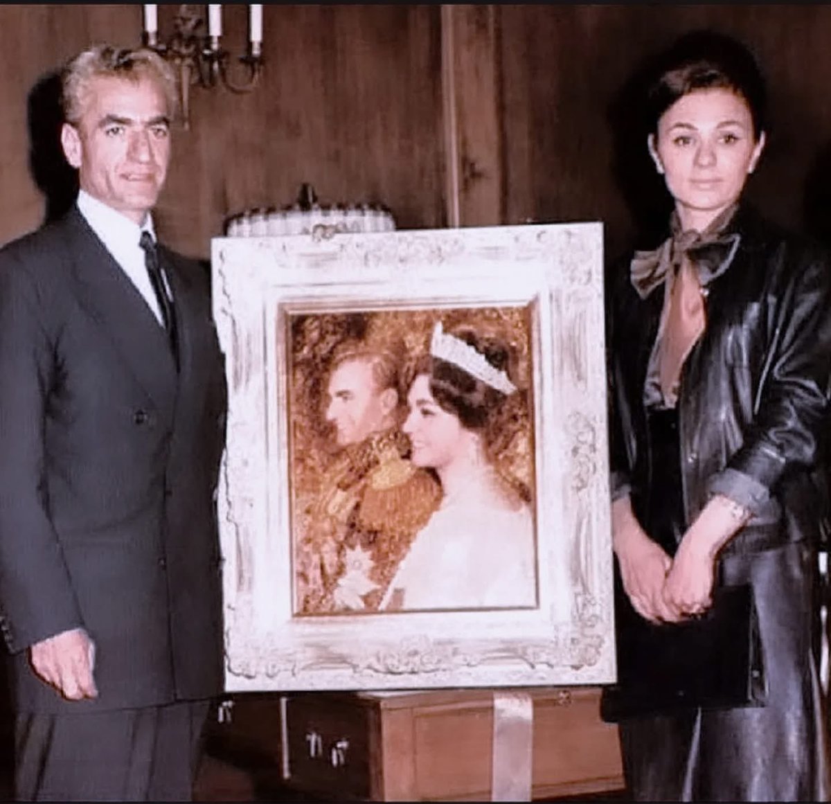 شاهنشاه آریامهر بزرگ و شهبانو فرح پهلوی مادر ایران زمین 💚🤍♥️ 
گزارش امروز ،🌍از  ایرانیان ،
به دمی به قدمی به قلمی حمایت از انقلاب ملی ایران برای زندگی بهتر .
 این آخرین نبرد پهلوی بر میگرده
  رضا رضا پهلوی این است شعار ملی .
 ما ملت کبیریم ایران پس میگیریم . 
#جاویدشاه