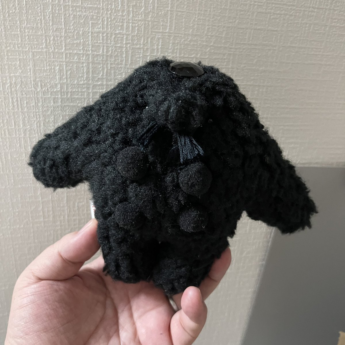 真っ黒な #てんぐるみ、漆黒ちゃん。
受け取りました！　少量ですが #デザフェス にて販売します！　かっこいいなあ。
#てんぐアート