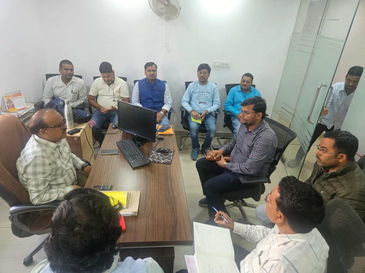 आज मुख्य अभियंता, लखनऊ मध्य क्षेत्र द्वारा बिलिंग वर्टिकल, लखनऊ मध्य क्षेत्र के अधिशासी अभियंता (EE), उपखंड अधिकारी (SDO) एवं अवर अभियंताओं (JEs) के साथ उनके नए कार्यालय में बैठक की गई।