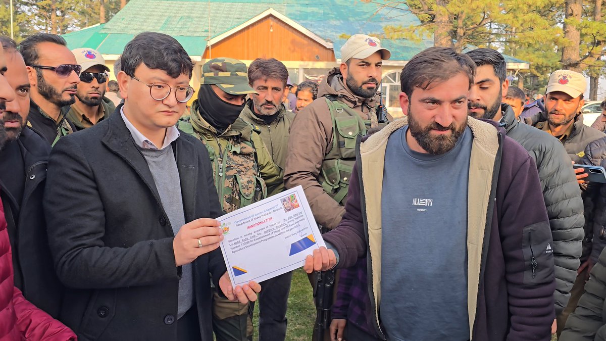DCBaramulla's tweet photo. #BlockDivas
On the occasion, DC B'la @mingasherpa distributed sanction letters for sheep units among beneficiaries and planted a sapling at Town Hall Tangmarg as part of a green initiative.
@OfficeOfLGJandK
@CM_JnK
@diprjk 
@ddnewsSrinagar https://t.co/3dwcIWI1z6
