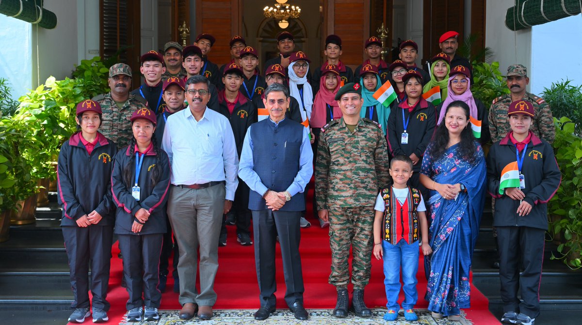 ஆளுநர் ரவி அவர்கள், இந்திய ராணுவத்தின் கீழ் ஏற்பாடு செய்யப்பட்ட ஆபரேஷன் சத்பாவனா நடவடிக்கையின் ஒரு பகுதியாக தமிழ்நாட்டின் "தேசிய ஒருங்கிணைப்பு சுற்றுப்பயணம்" மேற்கொண்டுள்ள மணிப்பூரைச் சேர்ந்த மாணவர்கள் குழுவுடன் ஆழமான கலந்துரையாடலை மேற்கொண்டார். இந்தியாவின் பன்முகத்தன்மை மற்றும்