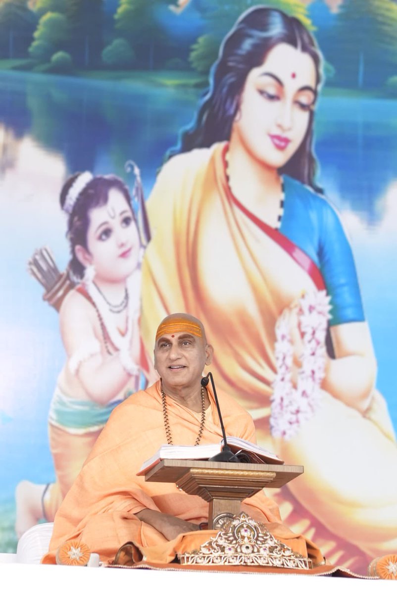 AvdheshanandG's tweet photo. श्रीराम कथा चतुर्थ दिवस ! 

श्रीमत्परमहंस परिव्राजकाचार्य, श्रोत्रिय, ब्रह्मनिष्ठ, अनन्तश्रीविभूषित,
जूनापीठाधीश्वर, आचार्य महामण्डलेश्वर पूज्यपाद श्री स्वामी अवधेशानन्द गिरि जी महाराज “पूज्य आचार्यश्री” के श्रीमुख से
श्रीमद्वाल्मीकीय रामायण पर आधारित श्रीराम कथा का “चतुर्थ दिवस”
अत्यन्त भावपूर्ण, ज्ञानवर्धक एवं आत्मप्रबोधक रहा।

पूज्य आचार्यश्री जी ने कहा कि “दुर्लभो मानुषो देहो देहिनां क्षणभङ्गुरः।”
मनुष्य जीवन अनमोल अवसर है। बुद्धिमान वही है जो अपने भीतर छिपी भगवदीय सामर्थ्य, शुभता और दिव्यता को जाग्रत कर जीवन को सार्थक बना सके। इसलिए शास्त्रसम्मत, गुरु उपदिष्ट एवं महापुरुषानुशासित मार्ग का अनुसरण ही जीवन का परम साध्य है। सत्संग को ही पूज्यपाद ने मानव जन्म की धन्यता का मूल बताया  “सत्संगत्वे निस्संगत्वं, निस्संगत्वे निर्मोहत्वं। निर्मोहत्वे निश्चलतत्त्वं, निश्चलतत्त्वे जीवन्मुक्तिः॥”
सत्संग से वैराग्य, वैराग्य से विवेक, विवेक से स्थिर तत्त्वज्ञान और तत्त्वज्ञान से मोक्ष प्राप्त होता है।

आज की कथा में श्रीदंदरौआ सरकार धाम के पीठाधी��� पूज्य स्वामी श्री रामदास जी महाराज, मध्य प्रदेश विधानसभा अध्यक्ष आदरणीय श्री नरेन्द्र सिंह तोमर जी तथा अनेक संत-महात्मा एवं श्रद्धालुजन उपस्थित रहे।

#AvdheshanandG  #श्रीरामकथा  #DandrauaDham
#दंदरौआ_सरकार  #सनातनसंस्कृति
#श्रीमद्वाल्मीकीय_रामायण  #ValmikiRamayan #AvdheshanandG_Quotes