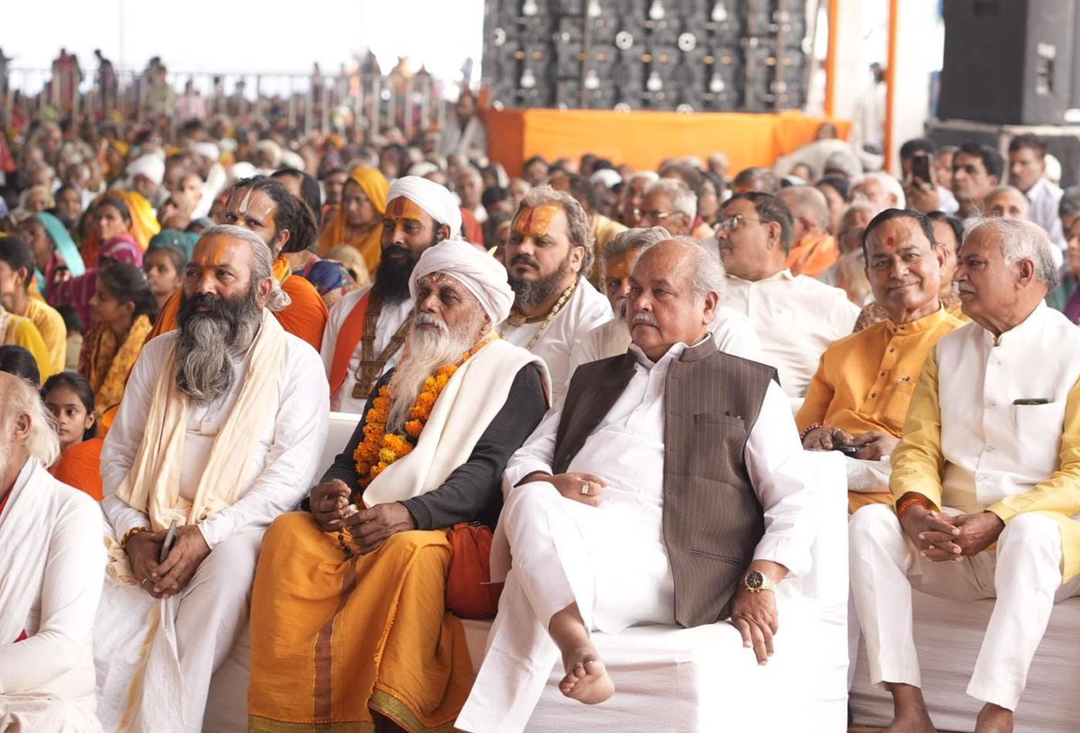 AvdheshanandG's tweet photo. श्रीराम कथा चतुर्थ दिवस ! 

श्रीमत्परमहंस परिव्राजकाचार्य, श्रोत्रिय, ब्रह्मनिष्ठ, अनन्तश्रीविभूषित,
जूनापीठाधीश्वर, आचार्य महामण्डलेश्वर पूज्यपाद श्री स्वामी अवधेशानन्द गिरि जी महाराज “पूज्य आचार्यश्री” के श्रीमुख से
श्रीमद्वाल्मीकीय रामायण पर आधारित श्रीराम कथा का “चतुर्थ दिवस”
अत्यन्त भावपूर्ण, ज्ञानवर्धक एवं आत्मप्रबोधक रहा।

पूज्य आचार्यश्री जी ने कहा कि “दुर्लभो मानुषो देहो देहिनां क्षणभङ्गुरः।”
मनुष्य जीवन अनमोल अवसर है। बुद्धिमान वही है जो अपने भीतर छिपी भगवदीय सामर्थ्य, शुभता और दिव्यता को जाग्रत कर जीवन को सार्थक बना सके। इसलिए शास्त्रसम्मत, गुरु उपदिष्ट एवं महापुरुषानुशासित मार्ग का अनुसरण ही जीवन का परम साध्य है। सत्संग को ही पूज्यपाद ने मानव जन्म की धन्यता का मूल बताया  “सत्संगत्वे निस्संगत्वं, निस्संगत्वे निर्मोहत्वं। निर्मोहत्वे निश्चलतत्त्वं, निश्चलतत्त्वे जीवन्मुक्तिः॥”
सत्संग से वैराग्य, वैराग्य से विवेक, विवेक से स्थिर तत्त्वज्ञान और तत्त्वज्ञान से मोक्ष प्राप्त होता है।

आज की कथा में श्रीदंदरौआ सरकार धाम के पीठाधी��� पूज्य स्वामी श्री रामदास जी महाराज, मध्य प्रदेश विधानसभा अध्यक्ष आदरणीय श्री नरेन्द्र सिंह तोमर जी तथा अनेक संत-महात्मा एवं श्रद्धालुजन उपस्थित रहे।

#AvdheshanandG  #श्रीरामकथा  #DandrauaDham
#दंदरौआ_सरकार  #सनातनसंस्कृति
#श्रीमद्वाल्मीकीय_रामायण  #ValmikiRamayan #AvdheshanandG_Quotes