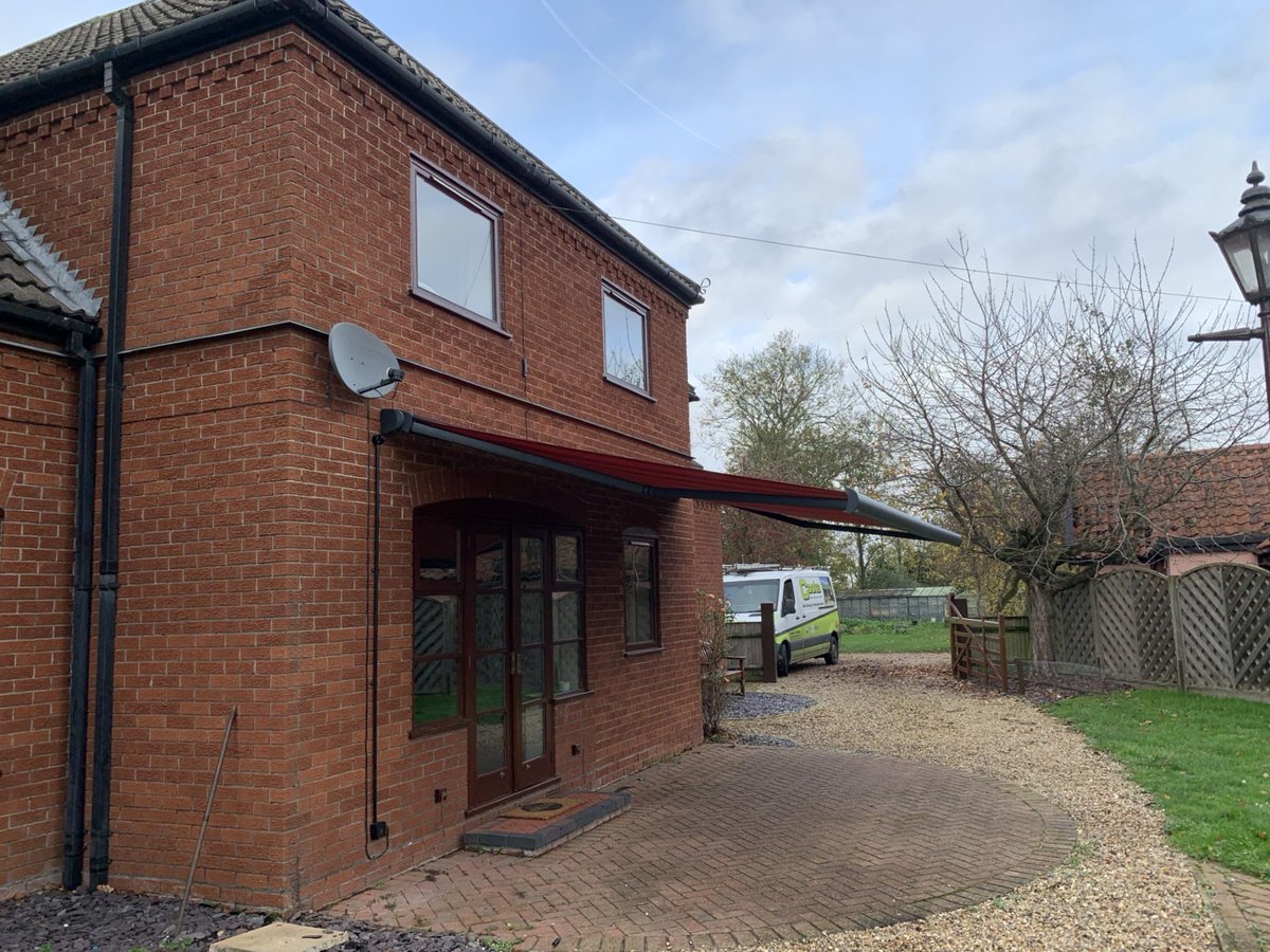 CooksBlinds's tweet image. We fitted this electric awning for a customer in Diss, featuring a 7016 textured grey frame &amp;amp; durable acrylic polyester fabric in the Harmonie Rouge Stripe design, without a valance for a clean, modern look. #ElectricAwning #AwningInstallation #HomeImprovements #HomeExterior