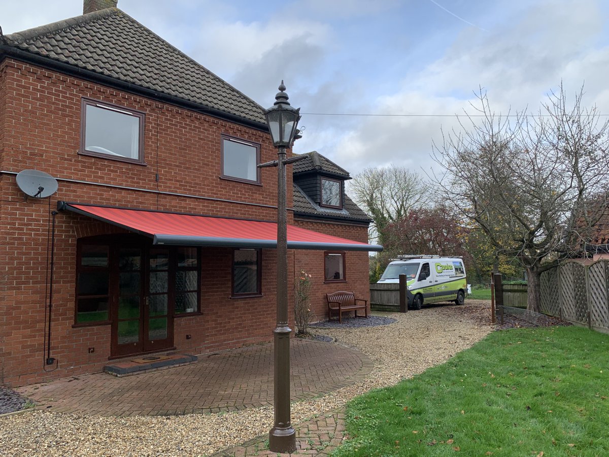 CooksBlinds's tweet image. We fitted this electric awning for a customer in Diss, featuring a 7016 textured grey frame &amp;amp; durable acrylic polyester fabric in the Harmonie Rouge Stripe design, without a valance for a clean, modern look. #ElectricAwning #AwningInstallation #HomeImprovements #HomeExterior