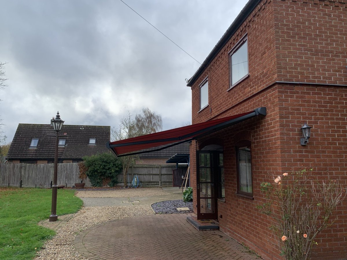 CooksBlinds's tweet image. We fitted this electric awning for a customer in Diss, featuring a 7016 textured grey frame &amp;amp; durable acrylic polyester fabric in the Harmonie Rouge Stripe design, without a valance for a clean, modern look. #ElectricAwning #AwningInstallation #HomeImprovements #HomeExterior