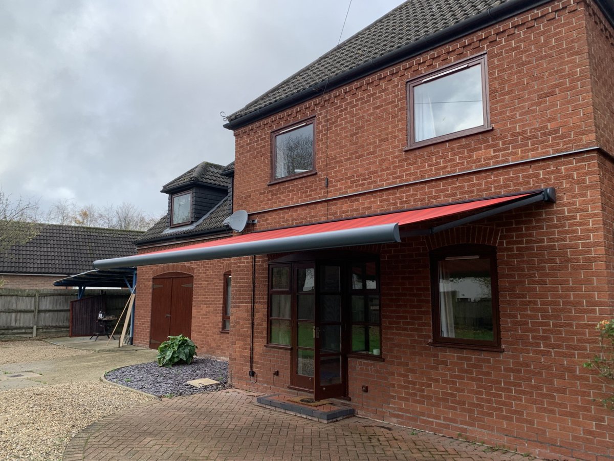 CooksBlinds's tweet image. We fitted this electric awning for a customer in Diss, featuring a 7016 textured grey frame &amp;amp; durable acrylic polyester fabric in the Harmonie Rouge Stripe design, without a valance for a clean, modern look. #ElectricAwning #AwningInstallation #HomeImprovements #HomeExterior