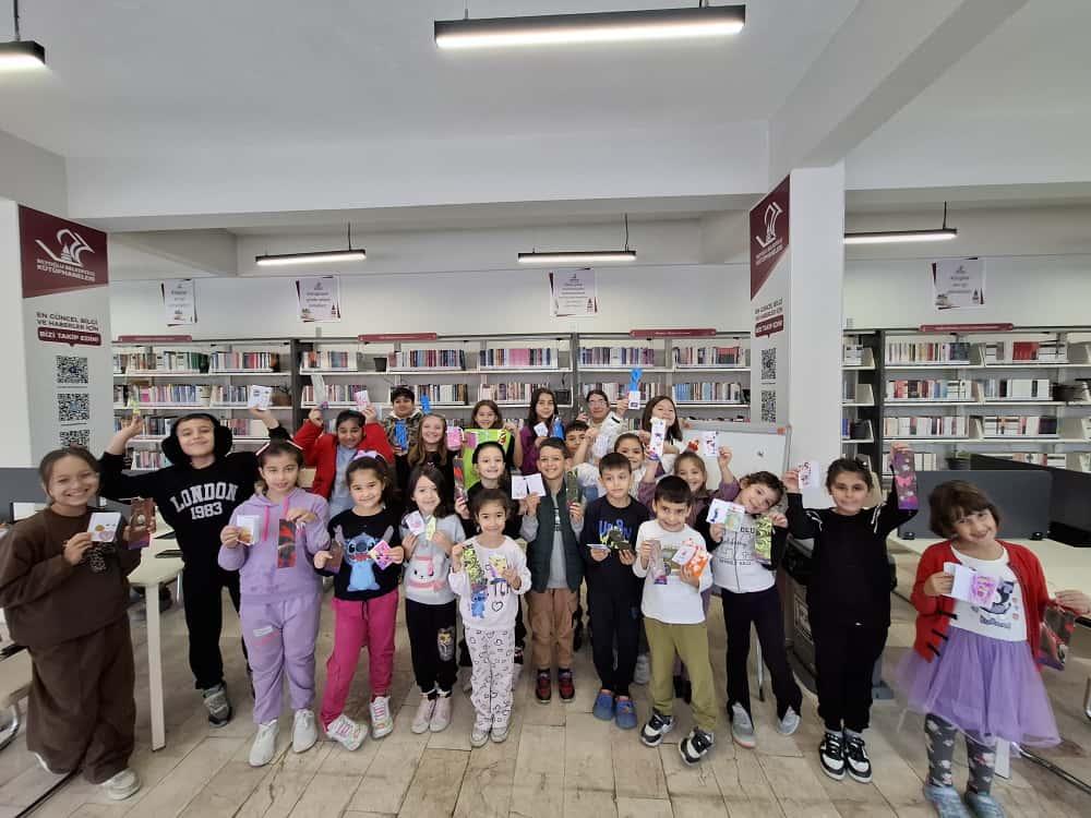 Beyoğlu Belediyesi Çıksalın Kütüphanesi'nde Dünya Çocuk Kitapları Haftası; "Kitapların Renkli Dünyası" Atölyesi" gerçekleştirdik