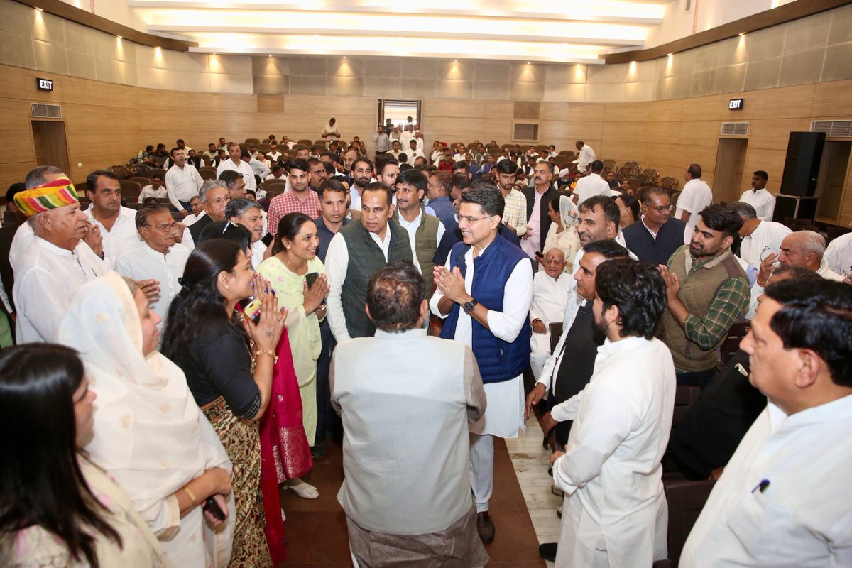 SachinPilot's tweet image. अखिल भारतीय कांग्रेस कमेटी द्वारा संचालित “वोट चोर गद्दी छोड़” हस्ताक्षर अभियान के तहत प्रदेशाध्यक्ष @GovindDotasra जी की अध्यक्षता में राजस्थान प्रदेश कांग्रेस द्वारा आयोजित कार्यक्रम में सम्मिलित होकर अभियान की सफलता के विषय में अभियान के संयोजकों और पदाधिकारियों को संबोधित…