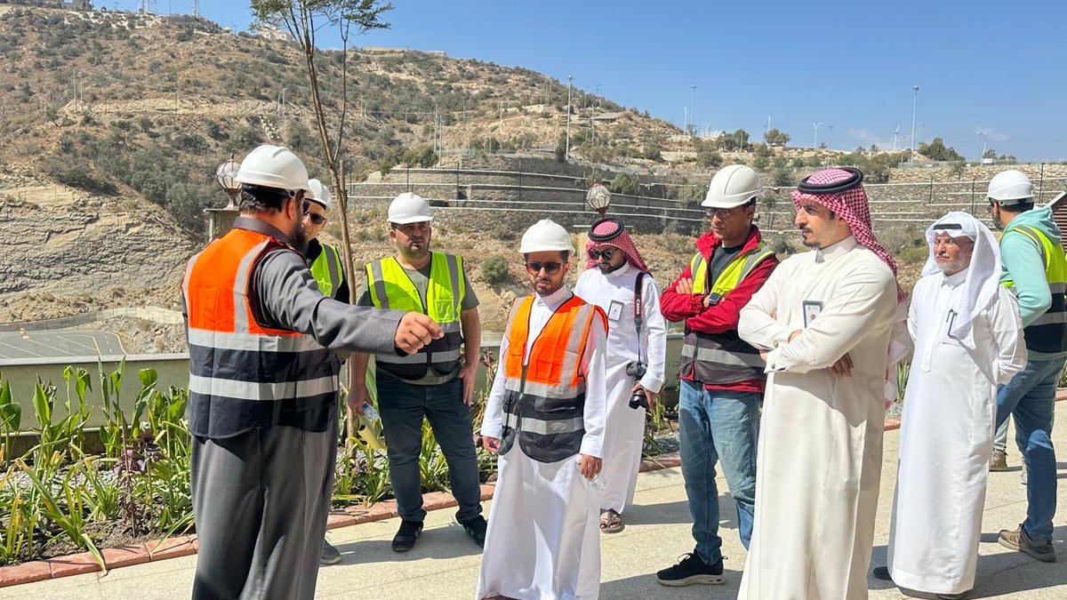 قام رئيس البلدية م/ خالد بن سعيد الغامدي يرافقه مدير إدارة الاستثمار بجولة ميدانية على فندق ومنتجع الأرِين روتانا اطلع خلالها على سير العمل ونِسب الإنجاز وشرح مفصل من مدير المشروع مؤكدًا على أهمية تنفيذ المشروع وفق أعلى المعايير بما يعزز من القطاع السياحي بالمحافظة ويدعم أهداف