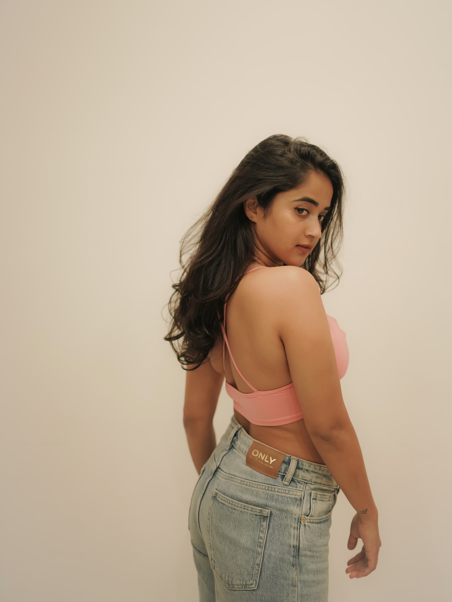 Deepthi Sunaina bra strip & Pads visible