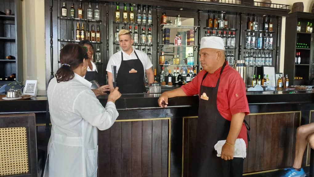Centros de trabajo cerca del Parque Martí reciben intervención educativa para prevenir arbovirosis. Empresas y entidades pueden ser focos del Aedes aegypti por acumulación de recipientes con agua. Bomberos, Archivo Histórico, museos y centros culturales se suman a la prevención.