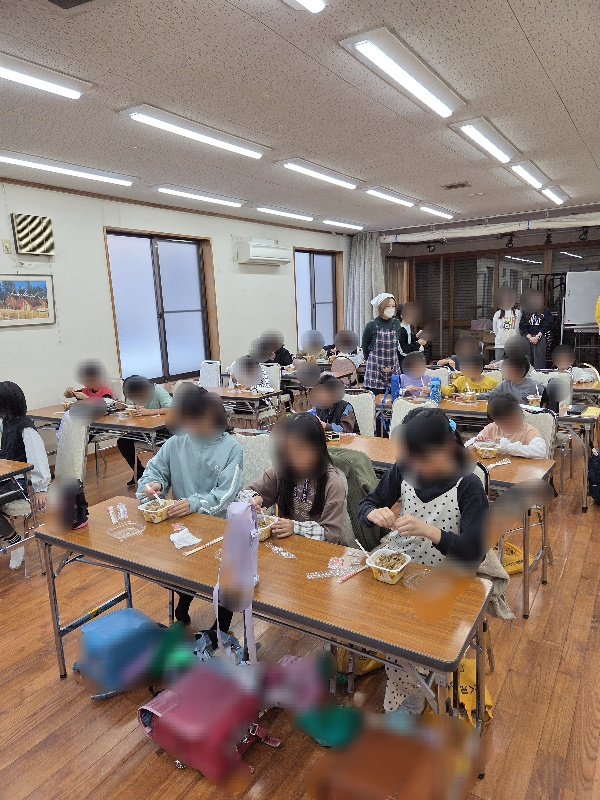 中田むすび子ども食堂ですき家の牛丼を提供しました  20140511banbi.blog.fc2.com/blog-entry-329…
