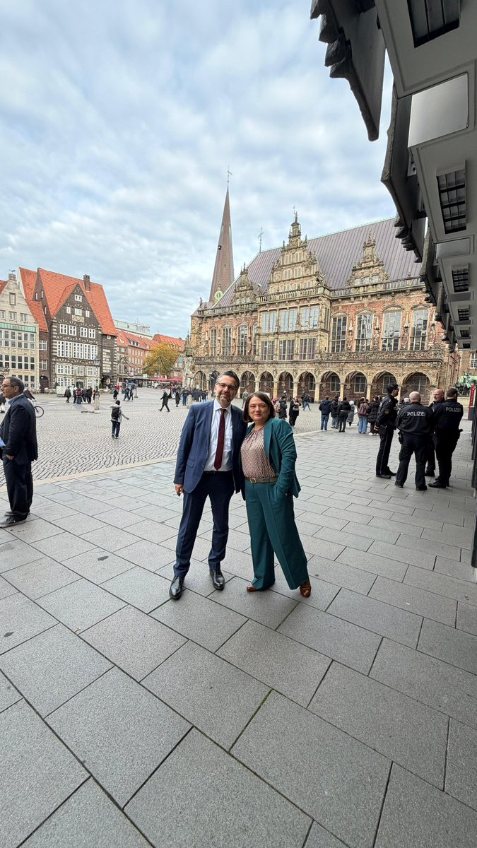 Heute haben wir <a href="/MullerHenrike/">Henrike Müller</a> zur neuen Senatorin für Klima, Umwelt und Wissenschaft gewählt. Vielen Dank für die gute und vertrauensvolle Zusammenarbeit auf Fraktionsvorsitzendenebene! Für Dein neues Amt wünsche ich Dir viel Erfolg und starke Nerven!