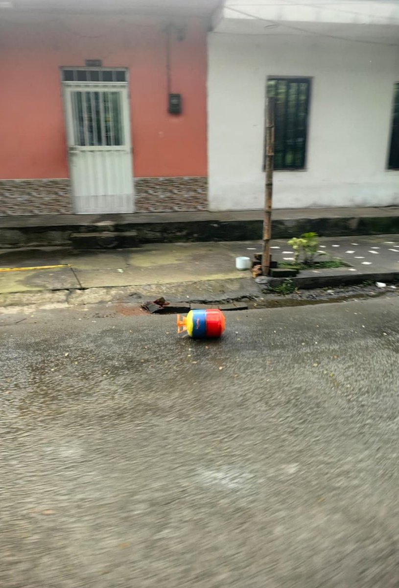CapazMauricio1's tweet image. Al menos 5 artefactos explosivos se encuentran en distintas calles del casco urbano del municipio de #Caloto norte del #Cauca su población amanece confinada en sus casas tras el último ataque armado de media noche, hay suspención de toda labor educativa y comercial. 

@GobCauca