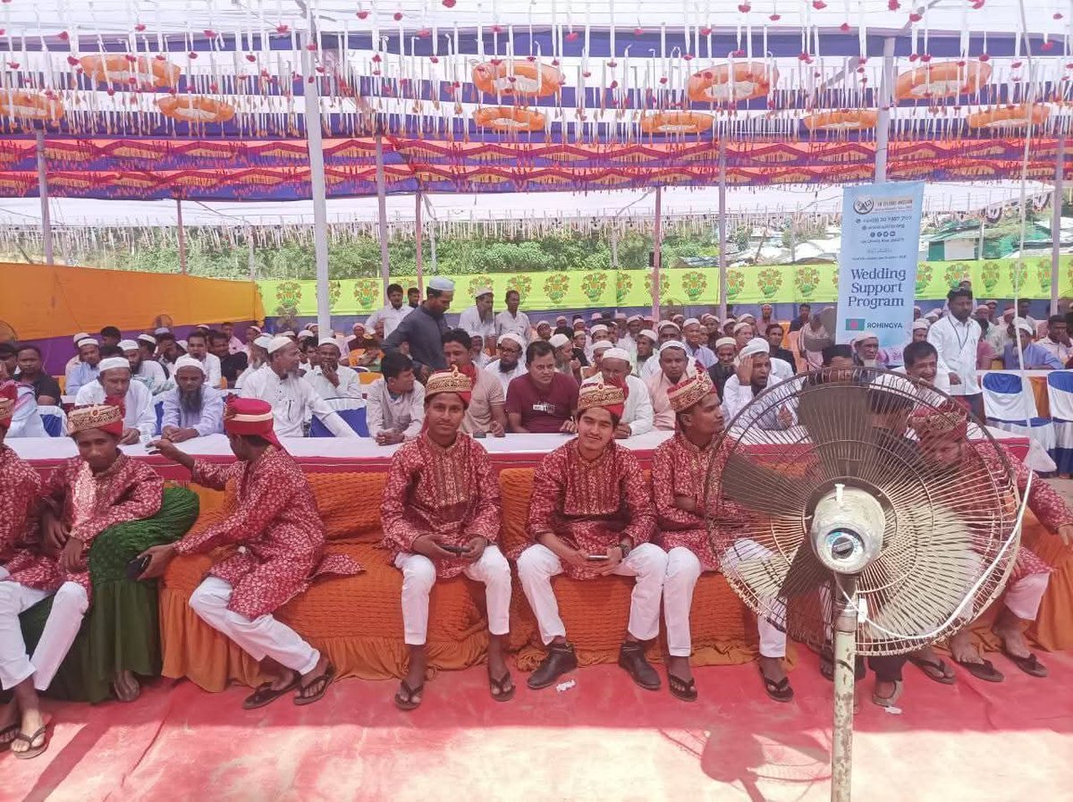 Rah68589Rahman's tweet image. 14 Rohingya Couples have been united in marriage through a Special Wedding Program organized by NGOs in Camp-13.

Hope we can diminish the DOWRY system if we support the program within our community so that our sisters wouldn&apos;t have to die in the sea of Malaysia, Thailand, In&apos;sia