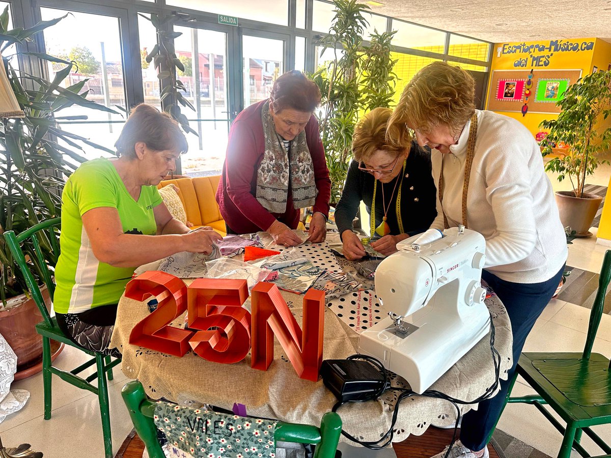 👩‍👩‍👧‍👦🪡| El colegio agrupado CRA 'Los Llanos' teje una gran colcha contra la violencia hacia las mujeres
tribunasegovia.com/noticias/42398…
#cralosllanos #colegiovalverdedelmajano #colegioabades #colegiohontanaresdeeresma #25Neliminaciónviolenciacontramujeres #colchagigantecralosllanos