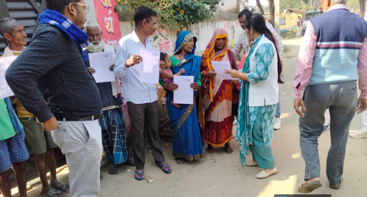 आज विशेष प्रगाढ़ पुनरीक्षण अभियान के अंतर्गत विधानसभा नानपारा-283 में बीएलओ, सुपरवाइजर द्वारा निर्वाचक रजिस्ट्रीकरण अधिकारी/उपजिलाधिकारी नानपारा मोनालिसा जौहरी की उपस्थिति में मतदाताओं को एस.आई.आर. गणना प्रपत्र वितरित किये गये।