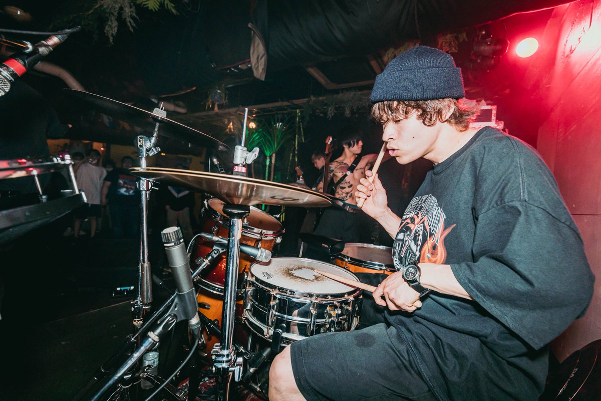 ワンオーフェスに関して

ライブペイントで呼んだアンマス元ドラマータバタが「お客さんが着てきた服に絵を描いてイベント全体で作品を作りたい。」というおもろい事を考えているらしく「描かれてもいいよー！」って人はアンマスのマーチとか汚れても良い服着てきて欲しいです！