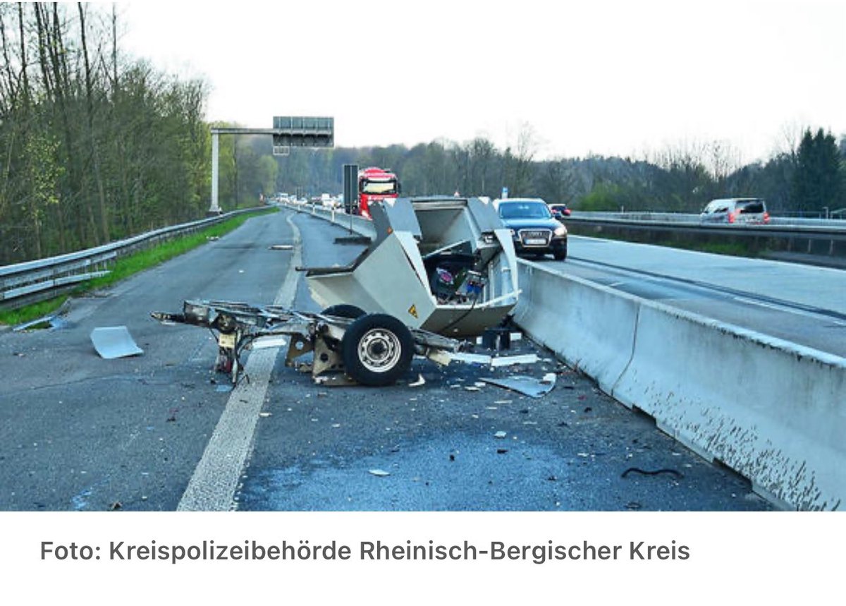 تفجير رادار على الأوتوبان  A4 في #ألمانيا 
كثيرون يصيبهم الغضب عندما يصورهم الرادار 
منهم من أخذ الرادار ورماه في البحيرة ومع ذلك لم تتلف الصور وتعرفت عليه الشرطة
ولكن أن يتم تفجير الرادار  هذا لم يحدث من قبل  ولازالت الشرطة  الألمانية تبحث عن الجاني 
#ألمانياوالعالم