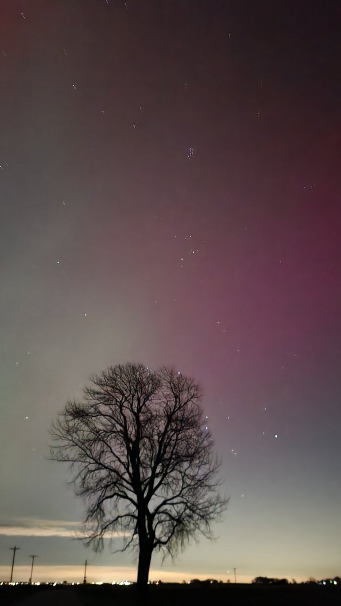 I drove 45 minutes West of Chicago on I-90 to a spot just past Marengo to see this magnificent display of nature #AuroraBorealis #NorthernLights #astronomy #spaceweather