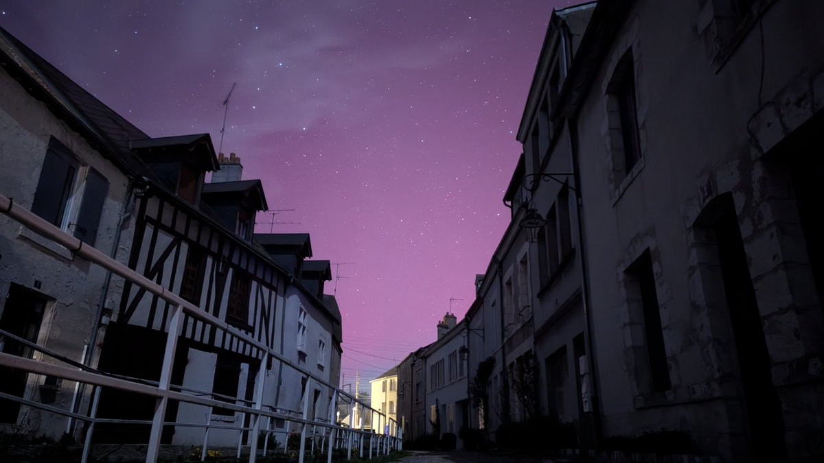 __alineo's tweet photo. Aperçu de l'aurore boréal de la nuit dernière. Ciel rouge, visible à l'œil nu, mais comme je n'ai pas eu le courage de sortir de la ville, pas de vue dégagée sur l'horizon nord. Lune très lumineuse, mais finalement pas gênante.
#auroraborealis #auroreboreale #Beaugency (45) https://t.co/zEmWNkbLBq